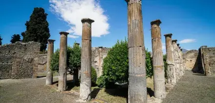 Pompei, adescato e violentato da una finta guida nel parco archeologico. Scattano le manette