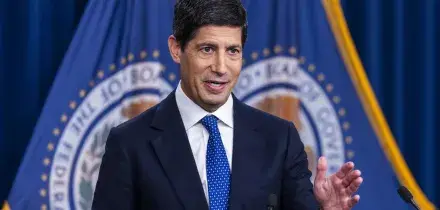 Mossa a sorpresa della Fed: prima stretta sui tassi dal 2023 nonostante le pressioni di Trump