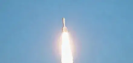 La Cina lancia in orbita nove satelliti dalle acque al largo di Shanghai