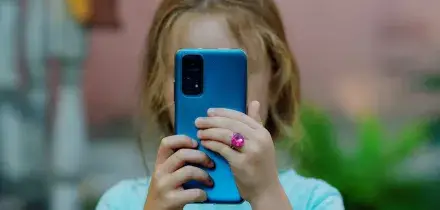 L'Ue vieta i social prima dei 13 anni. Mini-account e "onere della prova": cosa prevede il Kids Act
