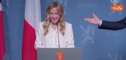 "Fate una domanda anche al Primo ministro Store", Meloni scherza con i cronisti a Oslo