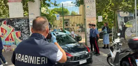 Studente accoltella insegnante delle medie: il 13enne filma tutto sui social