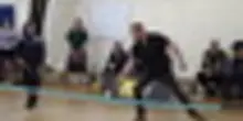 Il principe Harry gioca a pickleball in una scuola a Birmingham
