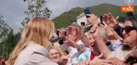 Applausi, selfie e bagno di folla per Meloni a Gardone Valtrompia per i 500 anni della Beretta