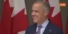 Carney (Canada) imita gesto delle 'mani a fisarmonica' di Trump, la sala scoppia a ridere