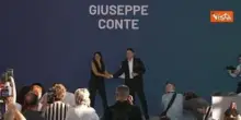 Standing ovation per Conte sul palco dell'evento Nova del Movimento 5 Stelle