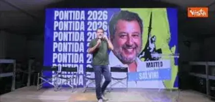 Salvini sale sul palco di Pontida Giovani: Stiamo facendo concorrenza a Roma-Inter