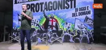 Parte coro 'Remigrazione! Remigrazione!' durante discorso di Salvini sul palco di Pontida Giovani