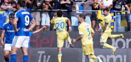 Frosinone sogna: battuto il Como dei miracoli. De Rossi perde a Parma e rischia