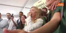 Meloni canta 'A mano a mano' di Rino Gaetano con i giovani di FdI sul palco di Fenix