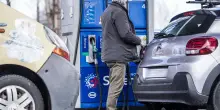 La corsa dei prezzi dei carburanti non si ferma: record senza sosta. Le ultime medie