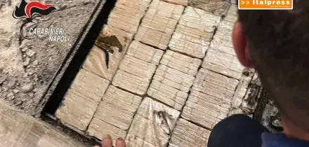 Blitz contro camorra nel Napoletano, trovati 3 milioni di euro nascosti nel muro