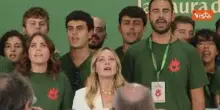 Meloni canta l'Inno di Mameli con i giovani di FdI sul palco di Fenix