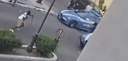 Sprangate alle auto e ai poliziotti, nigeriano crea il panico: 4 agenti feriti