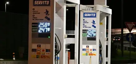 Prezzi benzina, ancora rialzi nonostante i segnali di pace. Nuovo record per il diesel