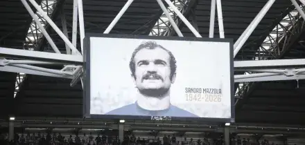 Tifosi di spalle durante il minuto di silenzio per Mazzola, Juventus multata
