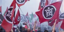 Genova, corteo antifascista contro CasaPound: scontri tra manifestanti e polizia in piazza Alimonda