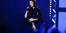 Laura Pausini stupisce fan e stampa con un minishow per il nuovo album &lsquo;Io canto 2&rsquo;