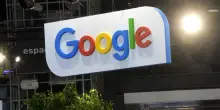 Google resiste al rinnovamento dell&rsquo;AI, volano gli utili di Alphabet