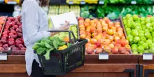 Il caldo &lsquo;si mangia&rsquo; frutta e verdura, e calano i prezzi