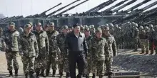 Corea del Nord, Kim Jong Un svela nuovo lanciarazzi con testate nucleari: &ldquo;Arma meravigliosa&rdquo;