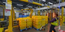 Amazon condannata per discriminazioni: ha negato&nbsp;turni a una neo mamma a Vigonza