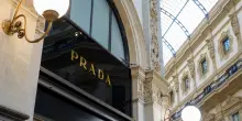 Prada chiude il 2025 a quasi 6 miliardi
