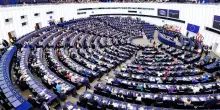 Migranti, la Ue trova l&rsquo;accordo sui rimpatri: s&igrave; agli hub in paesi terzi