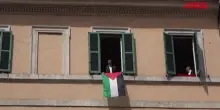 Bandiera Palestina rimossa al Giro d’Italia, Fratoianni la espone dalla sede di Sinistra Italiana