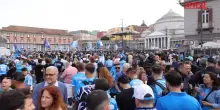 Napoli, centro invaso dai tifosi tra cori, striscioni e fumogeni