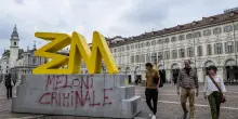 Torino, scritta ‘Meloni criminale’ in piazza