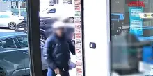 Roma, rapina in una farmacia: le immagini delle telecamere di sorveglianza