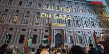 Milano, la scritta “All eyes on Gaza” sulla facciata di Palazzo Marino