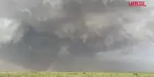 La formazione di diversi tornado in Texas dopo un temporale: il video incredibile con arcobaleni e nubi