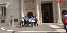 Ultima Generazione, blitz contro il caro vita a Montecitorio: attivisti portati via dai carabinieri