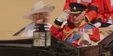 Re Carlo III al Trooping the Colour, un minuto di silenzio per le vittime di Air India