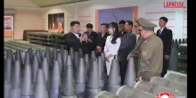 Corea del Nord, Kim Jong Un visita fabbrica di munizioni con la figlia