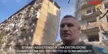 Ucraina, il sindaco Klitschko tra le macerie di Kiev: “Un altro attacco dei barbari russi”
