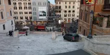 Con l’auto sulle scale di Trinità dei Monti: le foto