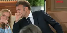 G7, Macron sussurra qualcosa a Meloni: la premier alza gli occhi al cielo e fa il pollice alzato