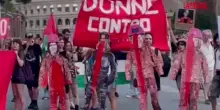 Corteo contro il riarmo, Meloni, Schlein e von der Leyen insanguinate