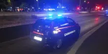 Roma, uomo ferito con arma da taglio muore in strada