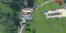 Wisconsin, deraglia un treno che trasportava gasolio e gas esilarante: le immagini dal drone