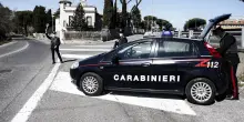 Tentano di investire carabinieri a un posto di blocco: arrestati due ventenni a Reggio Emilia