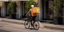 Caldo, controlli sui rider: al lavoro in condizioni estreme