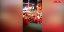 Parigi, rimontate le pale del Moulin Rouge