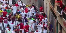 Pamplona, migliaia di persone alla corsa dei tori: almeno 6 portate in ospedale