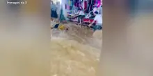 Alluvioni in India, persone trascinate dallacqua ad Ajmer: i video sui social