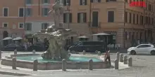 Caldo: a Roma uomo fa il bagno nella Fontana del Tritone