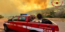 Incendio a Villasimius, chiusi gli accessi alla spiaggia: continuano le evacuazioni